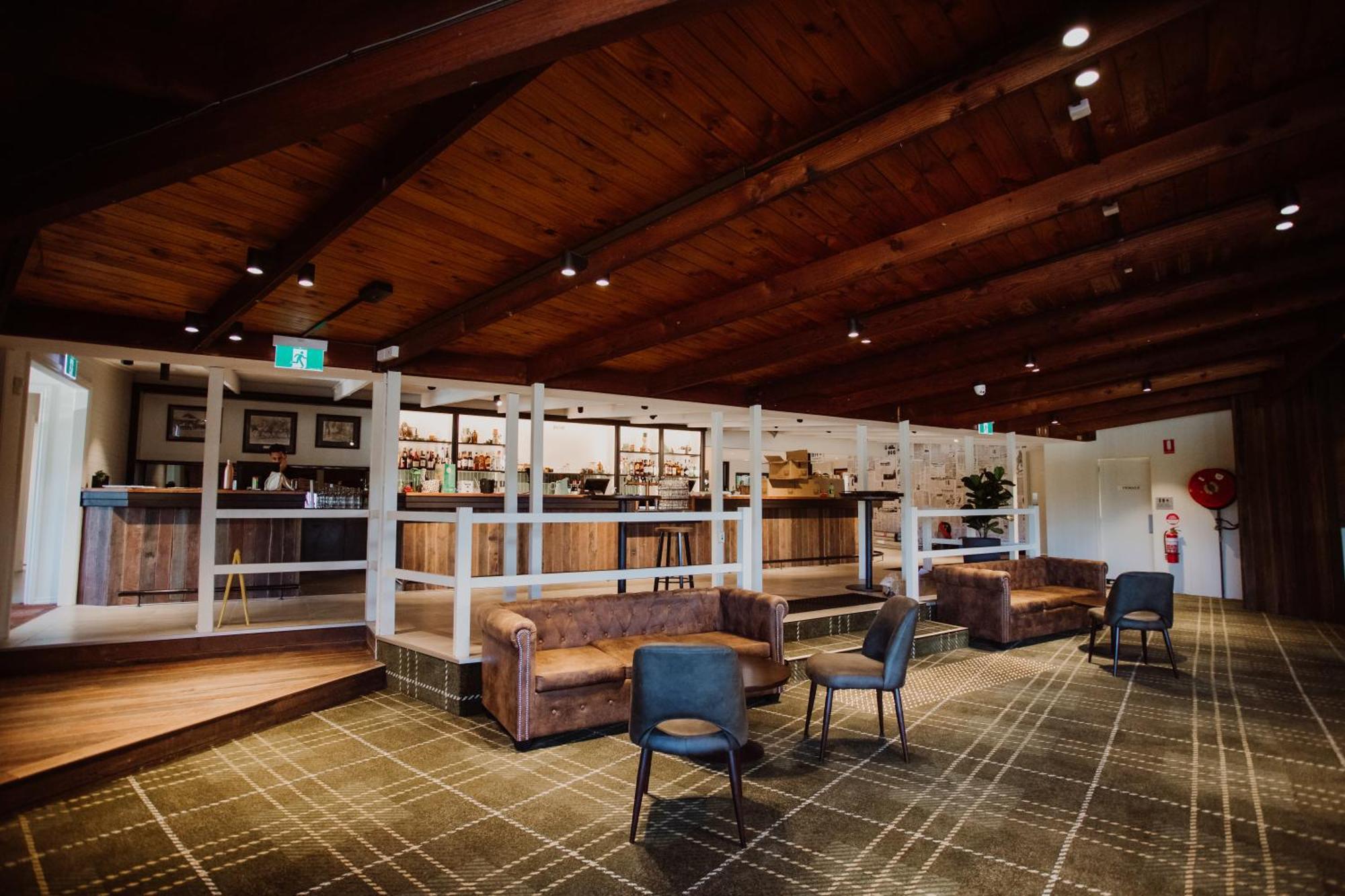 Wallaby Hotel Mudgeeraba Exterior photo